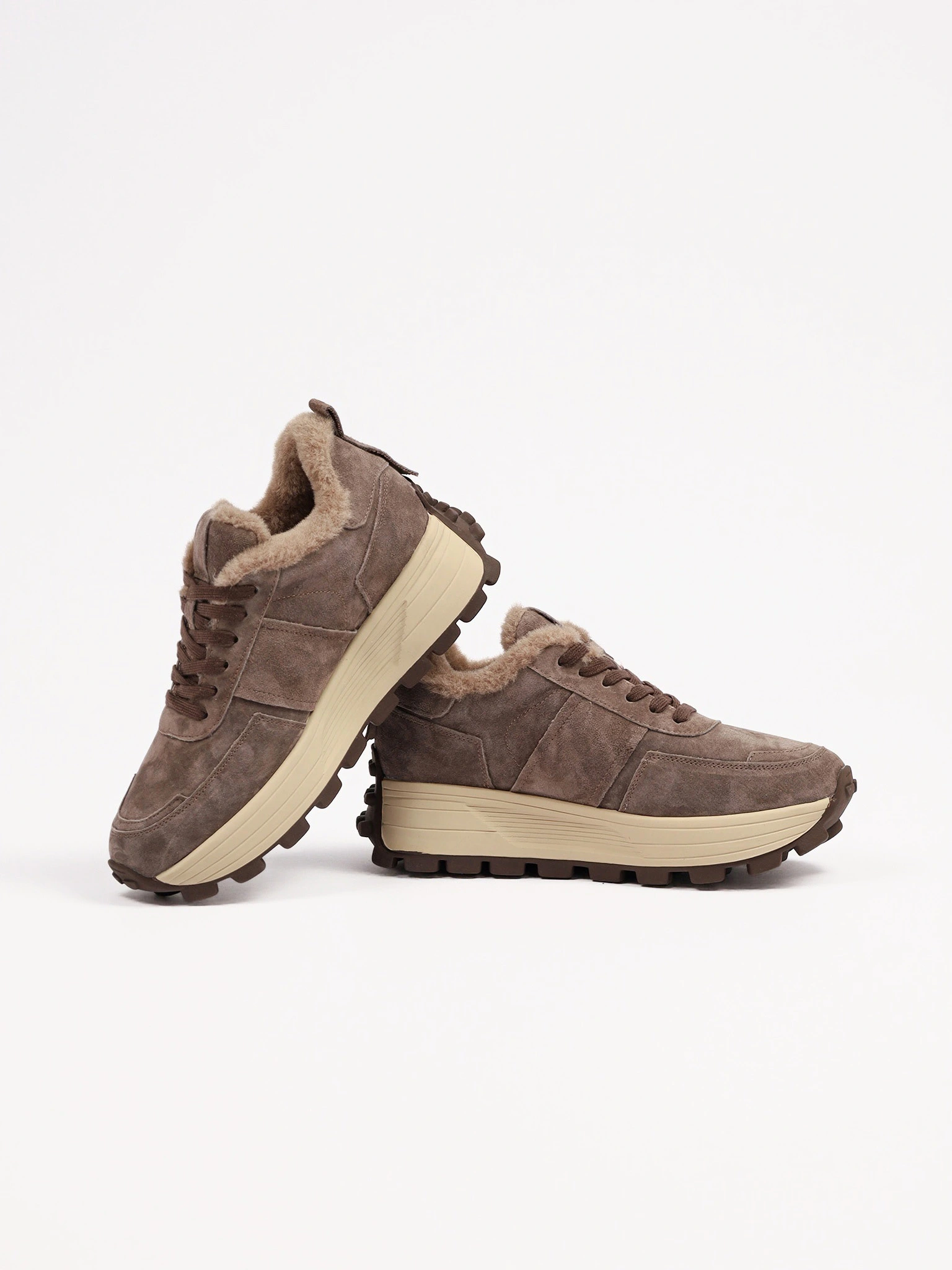 Кроссовки утепленные темно-коричневого цвета на рельефной подошве